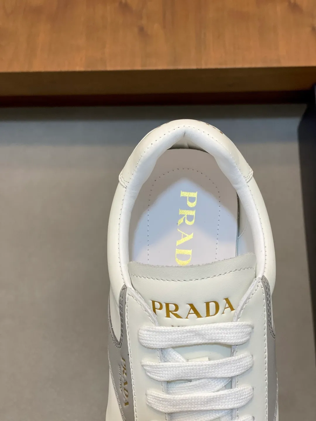 Men's shoes 💰740 Prada/Prada's new men's spliced ​​casual sports shoes. These sports shoes use exquisite stitching technology to outline a unique geometric texture, and contemporary lines and details reinterpret the classic sports style. The upper is made of ultra-official material, and the lining is full cowhide. It is lightweight, breathable, practical and versatile. The tongue is decorated with the Prada Milano logo, and the logo print is embellished with the laces. It is paired with a 2.5cm two-color rubber sole to create a comfortable wearing experience. Comes with full set of original packaging dust bag! Size: 39-40-41-42-43-44 (38, 45 customized) standard leather shoe size